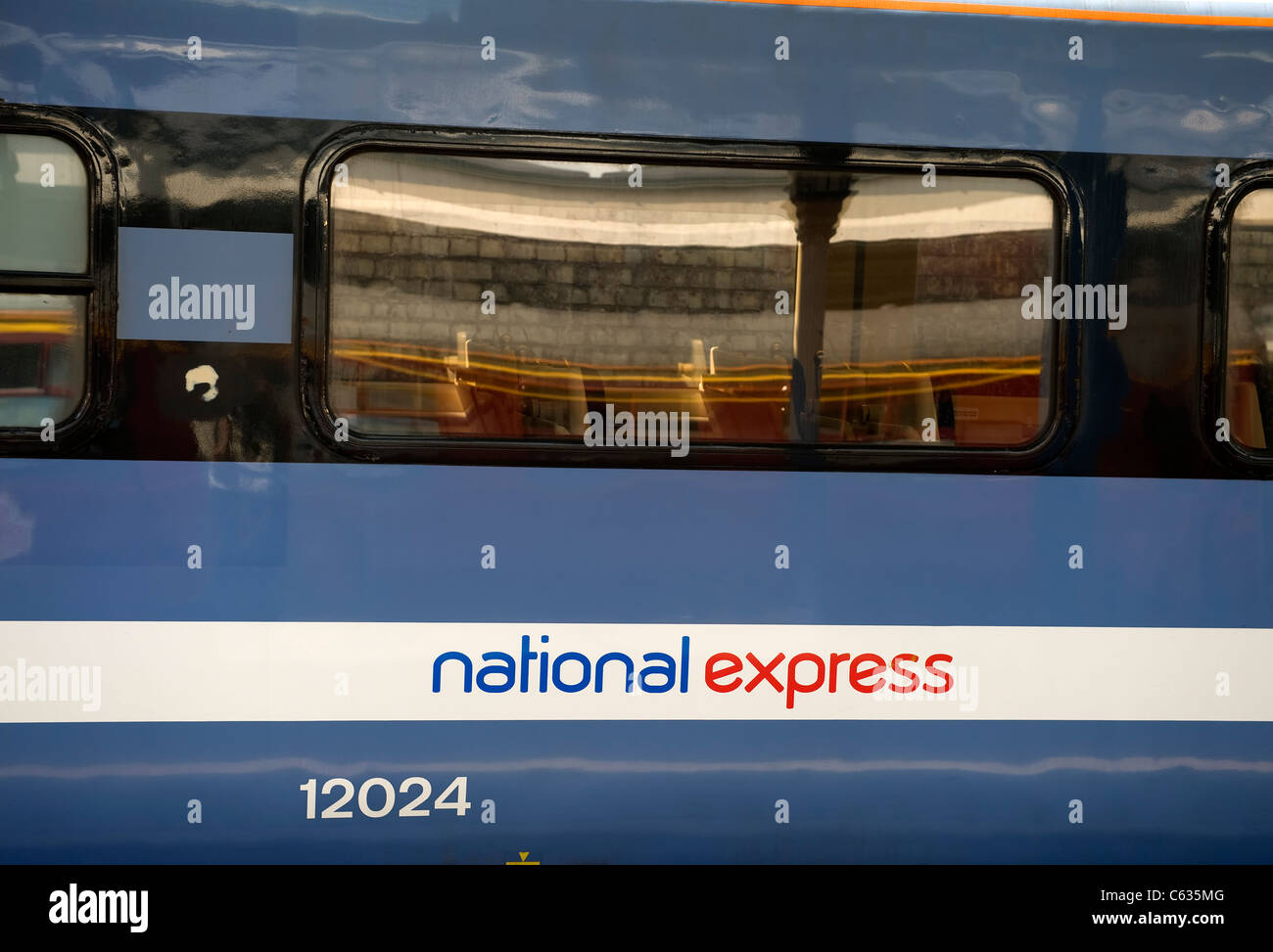 Vue latérale d'un wagon de chemin de fer National Express montrant le logo de l'entreprise Banque D'Images