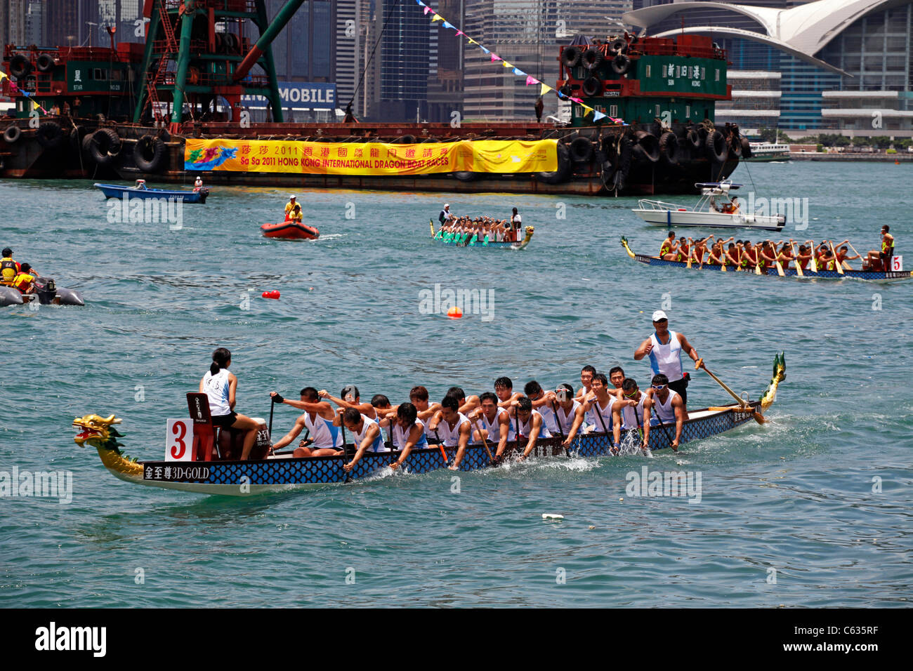 La course de bateaux-dragons Bateaux dans le port de Hong Kong, Chine Banque D'Images