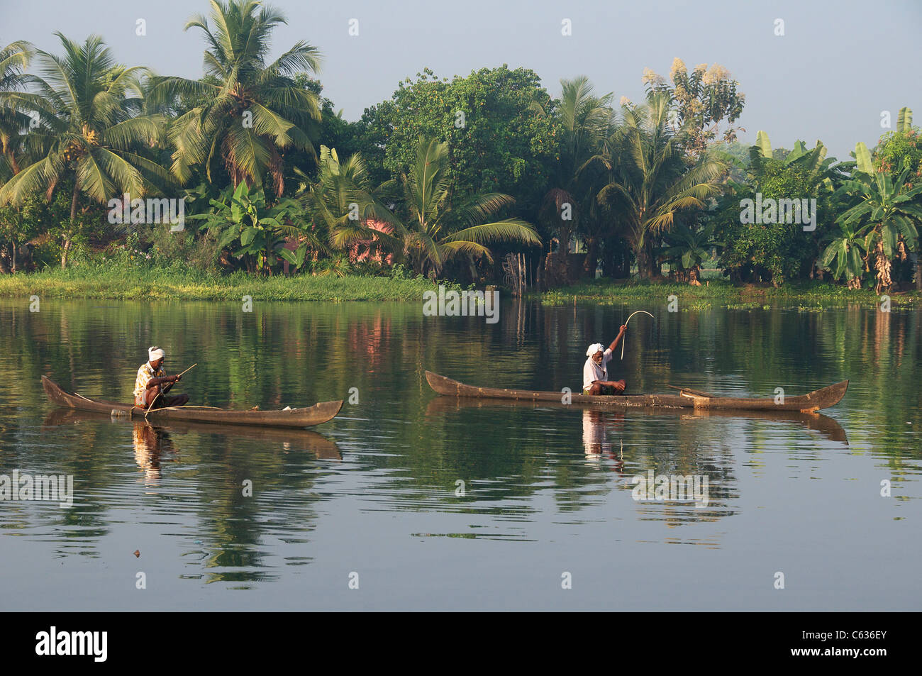 Pêche à la ligne de deux pêcheurs de l'Inde du Sud Kerala Backwaters canoës Banque D'Images