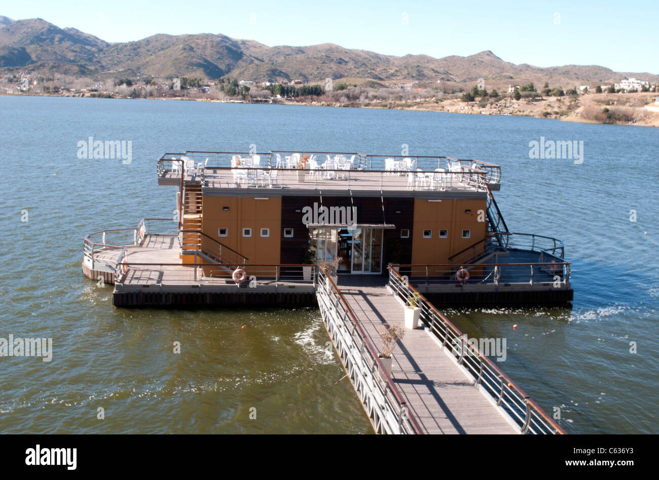 Bar flottant en Potrero de los Funes, province de San Luis, Argentine Banque D'Images