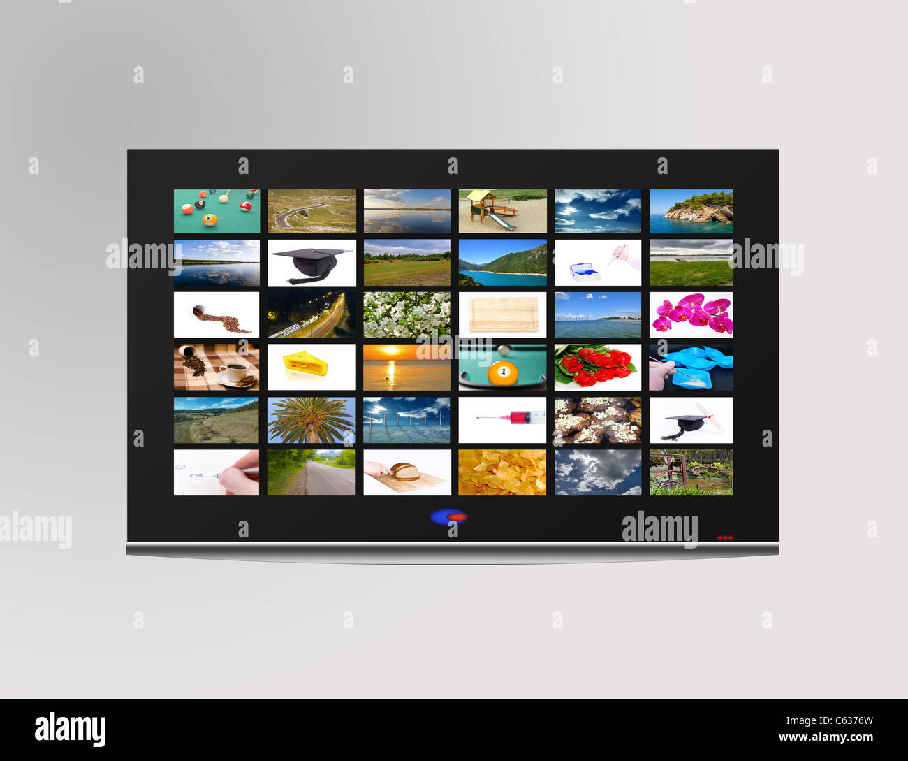 Télévision Télévision avec des images à l'intérieur de la mosaïque , sur un mur gris Banque D'Images