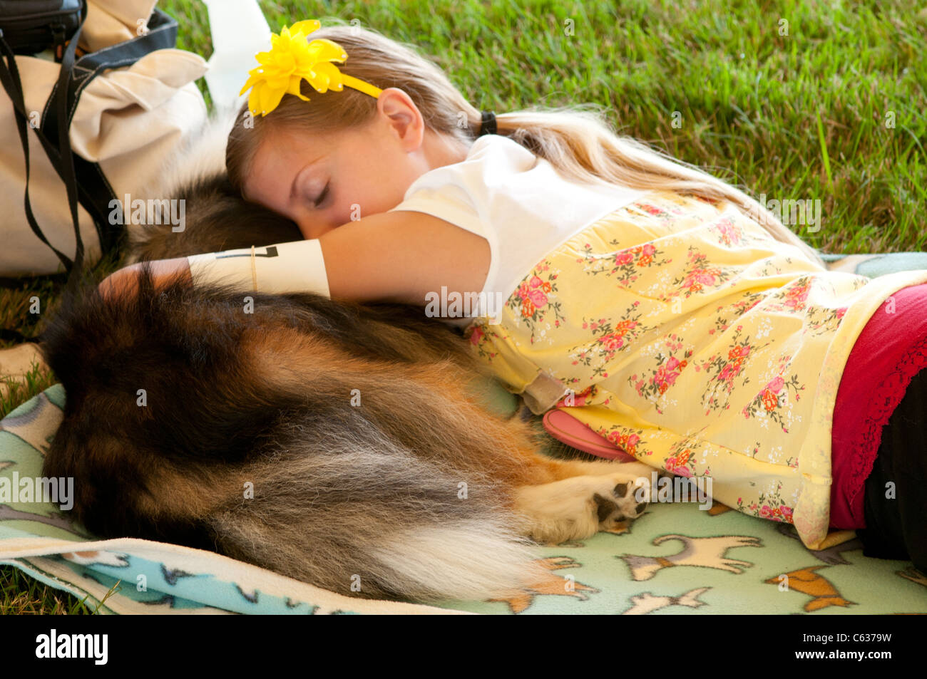 Jeune fille et son chien à l'exposition canine. Banque D'Images
