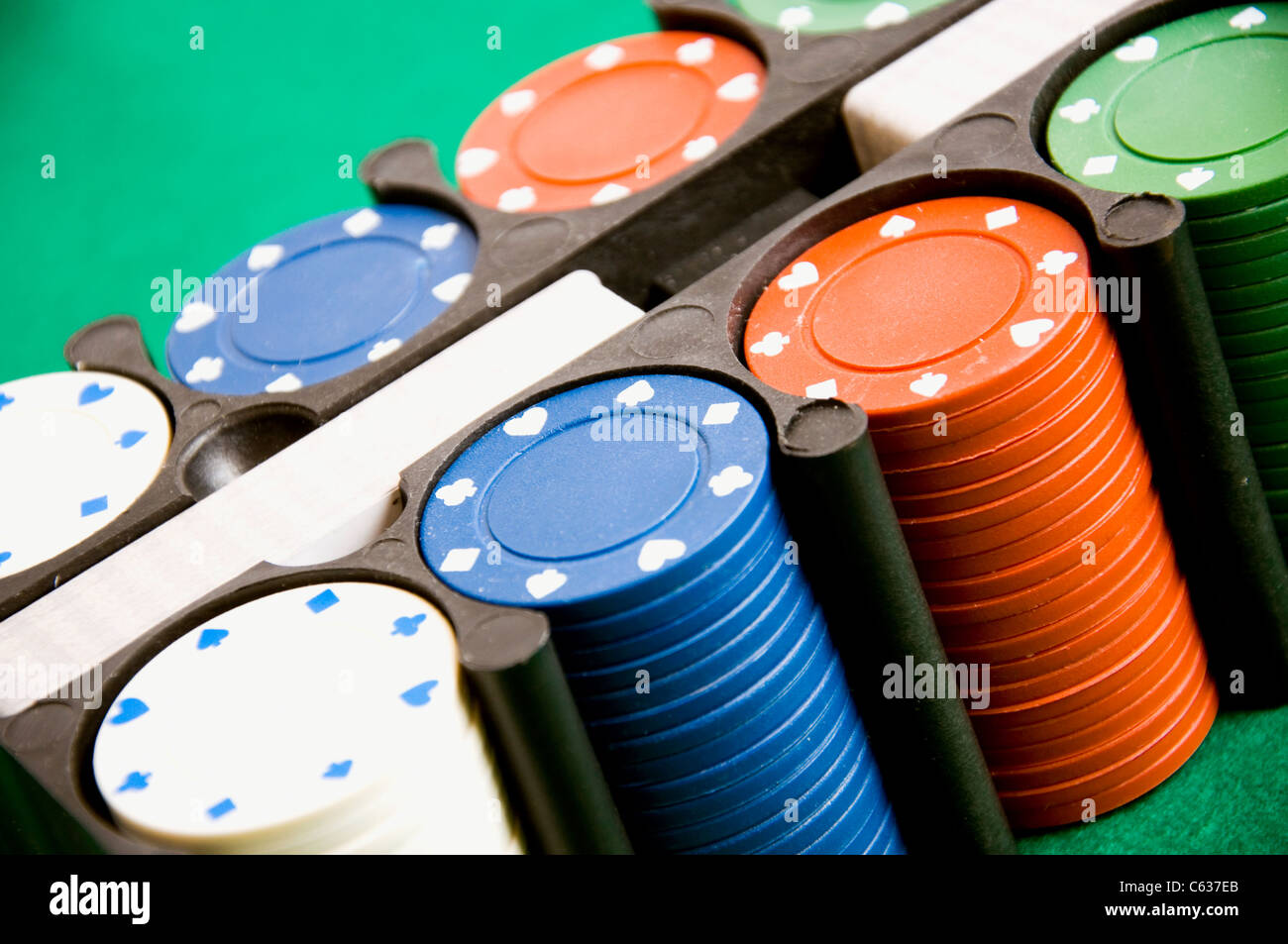 Boîte de jetons casino, poker sur fond vert Banque D'Images