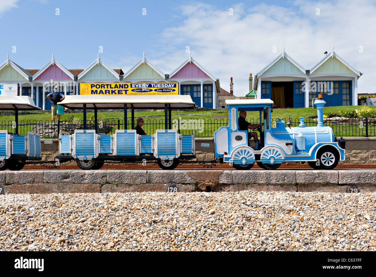 Train touristique passant des cabines de plage de Weymouth, Royaume-Uni Banque D'Images