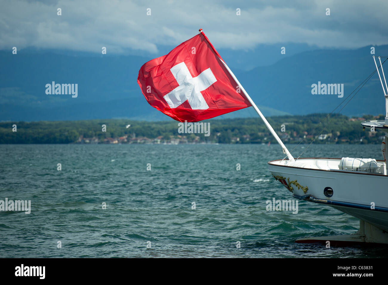 Drapeau suisse au vent à l'arrière du bateau de plaisance sur le Lac Léman, Nyon, Suisse. Banque D'Images