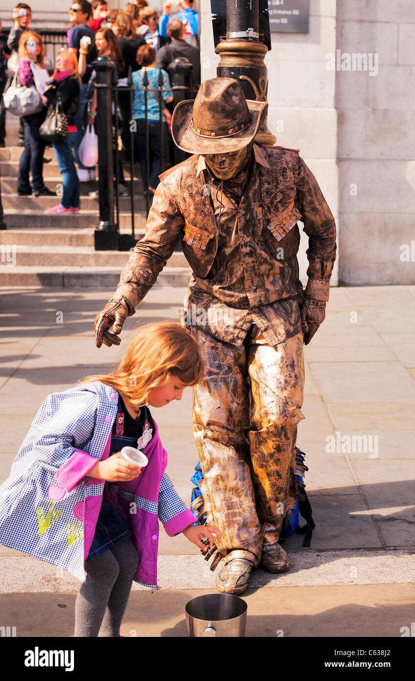 Artiste de rue cowboy est une pièce de petit enfant, Trafalgar Square, Londres, Royaume-Uni, Europe Banque D'Images
