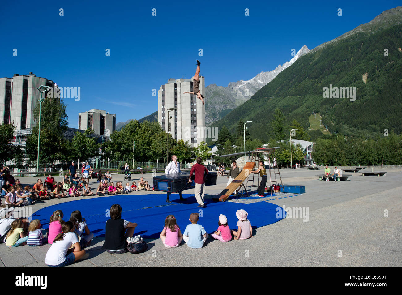 Une petite troupe d'acrobates effectuer à Chamonix Mont Blanc pour annoncer que le cirque est en raison d'arriver en ville. Banque D'Images