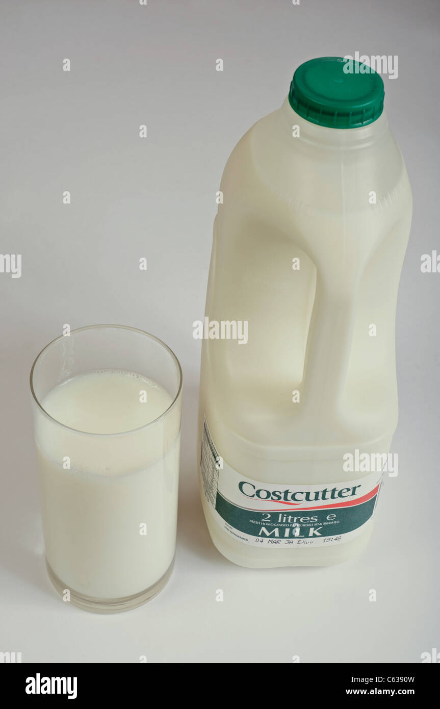 2 carton de lait litière Costcutter Banque D'Images