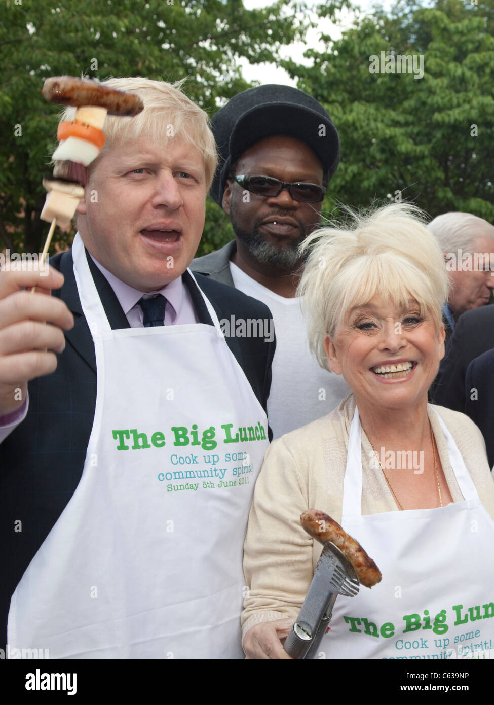 Le grand déjeuner. Le maire de Londres Boris Johnson, Jazzie B à l'arrière et l'actrice Barbara Windsor Banque D'Images