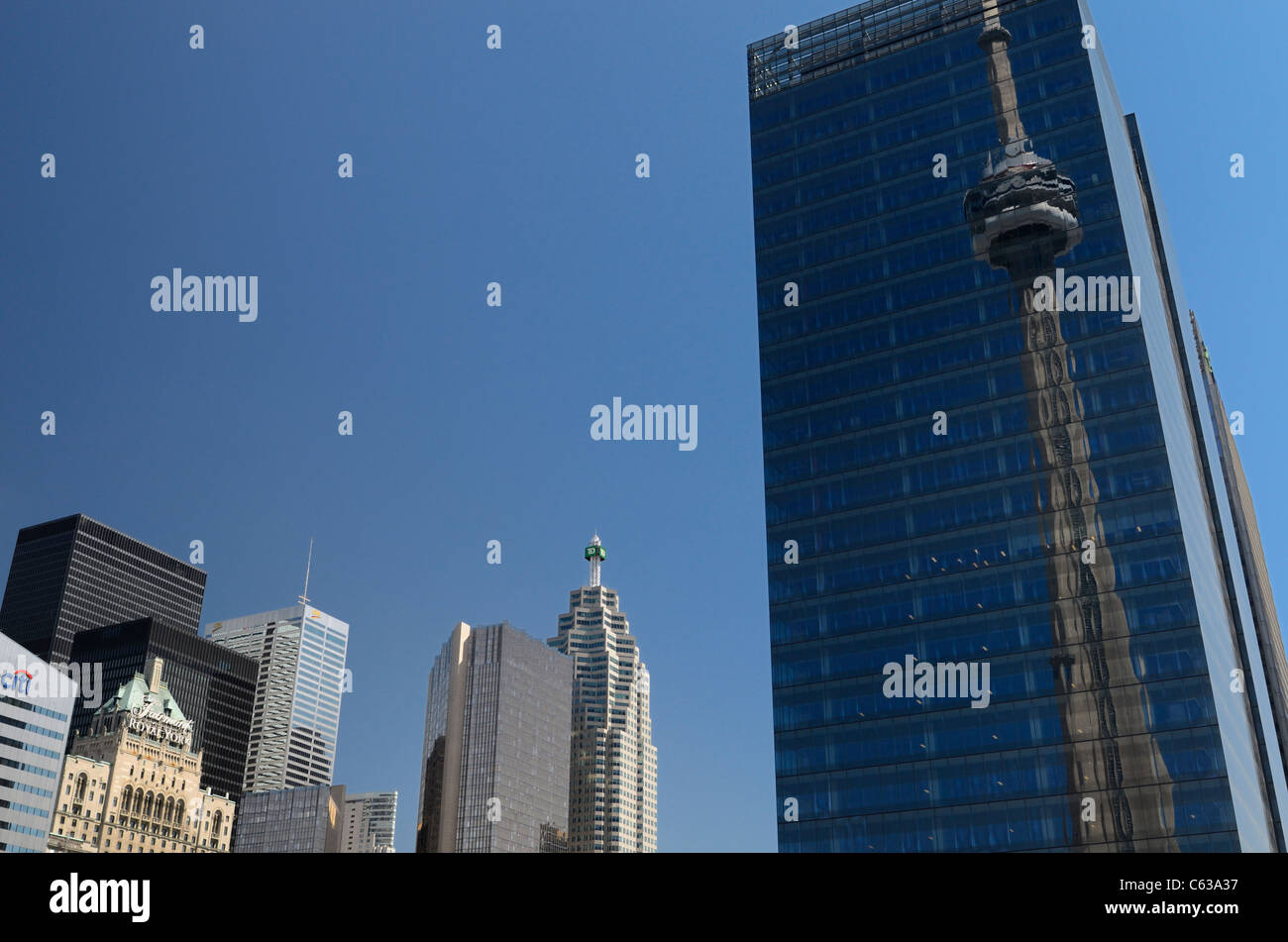 Tour CN reflétée en verre bleu d'un nouvel immeuble de bureaux au centre-ville de Toronto Banque D'Images