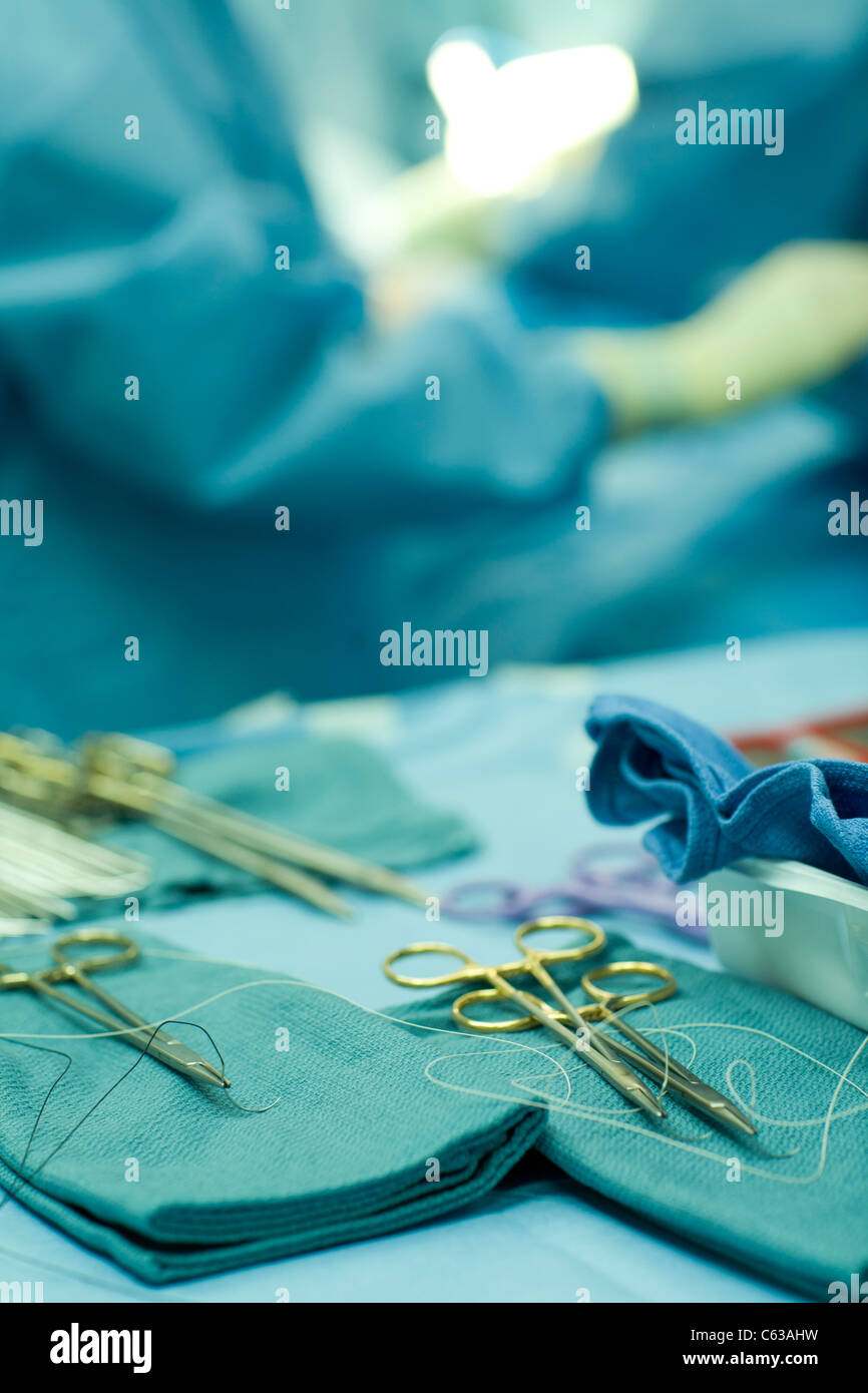 Outils chirurgicaux stériles sur la table de chirurgie, la salle d'opération, de l'intérieur de l'hôpital Banque D'Images