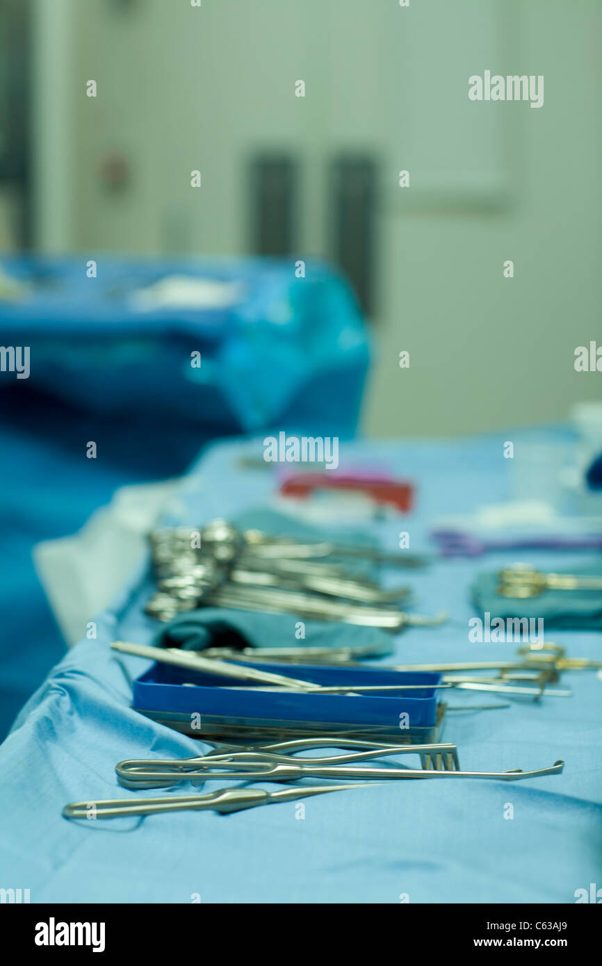 Outils chirurgicaux stériles sur la table de chirurgie, hôpital, salle d'opération Banque D'Images