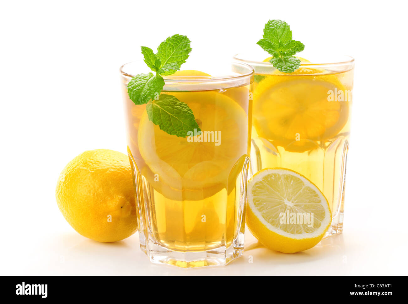 Thé glacé au citron isolated on white Banque D'Images