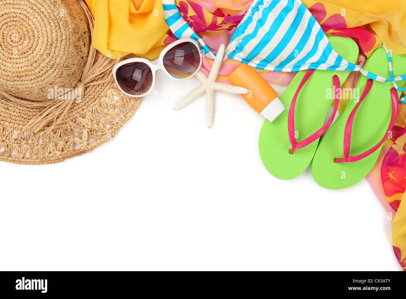 Accessoires de plage avec chapeau de paille, costume de bain,lunettes de soleil,châle et tongs sur fond blanc. Banque D'Images