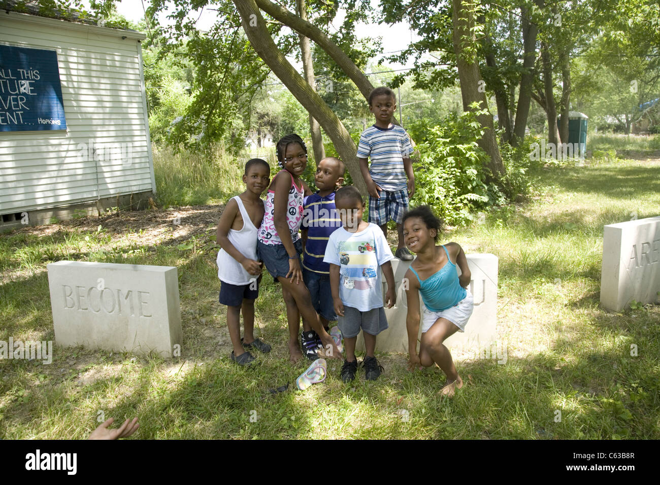 Portraits d'enfants afro-américains pauvres, dans le quartier délabré Brightmore de Detroit, MI. Banque D'Images