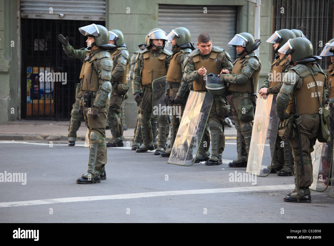 Un groupe d'anti-émeute de la police chilienne (Fuerzas Especiales de carabiniers) pendant une grève d'étudiants dans le centre-ville de Santiago, au Chili. Banque D'Images