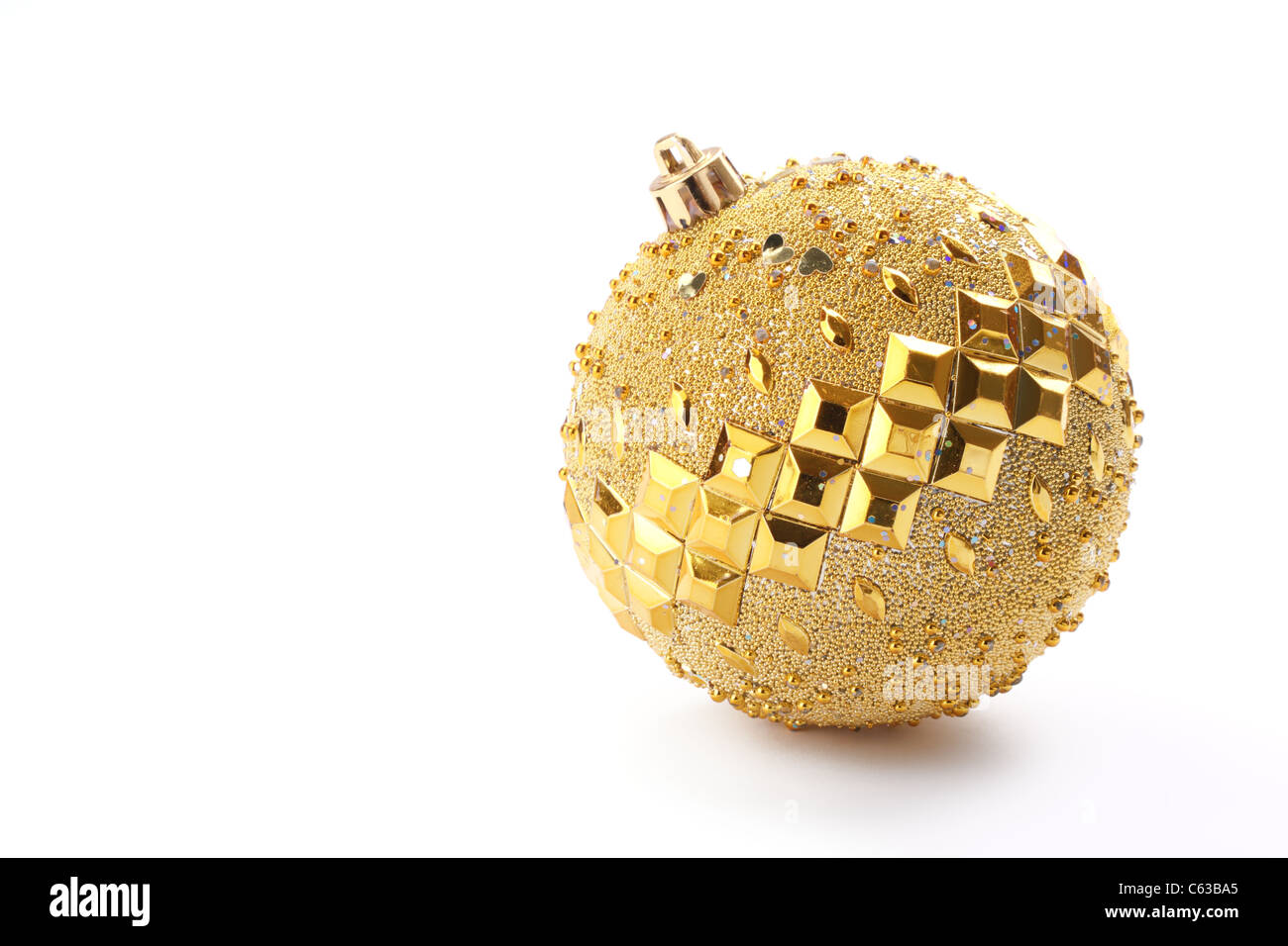 Gold Christmas ball on white background Banque D'Images