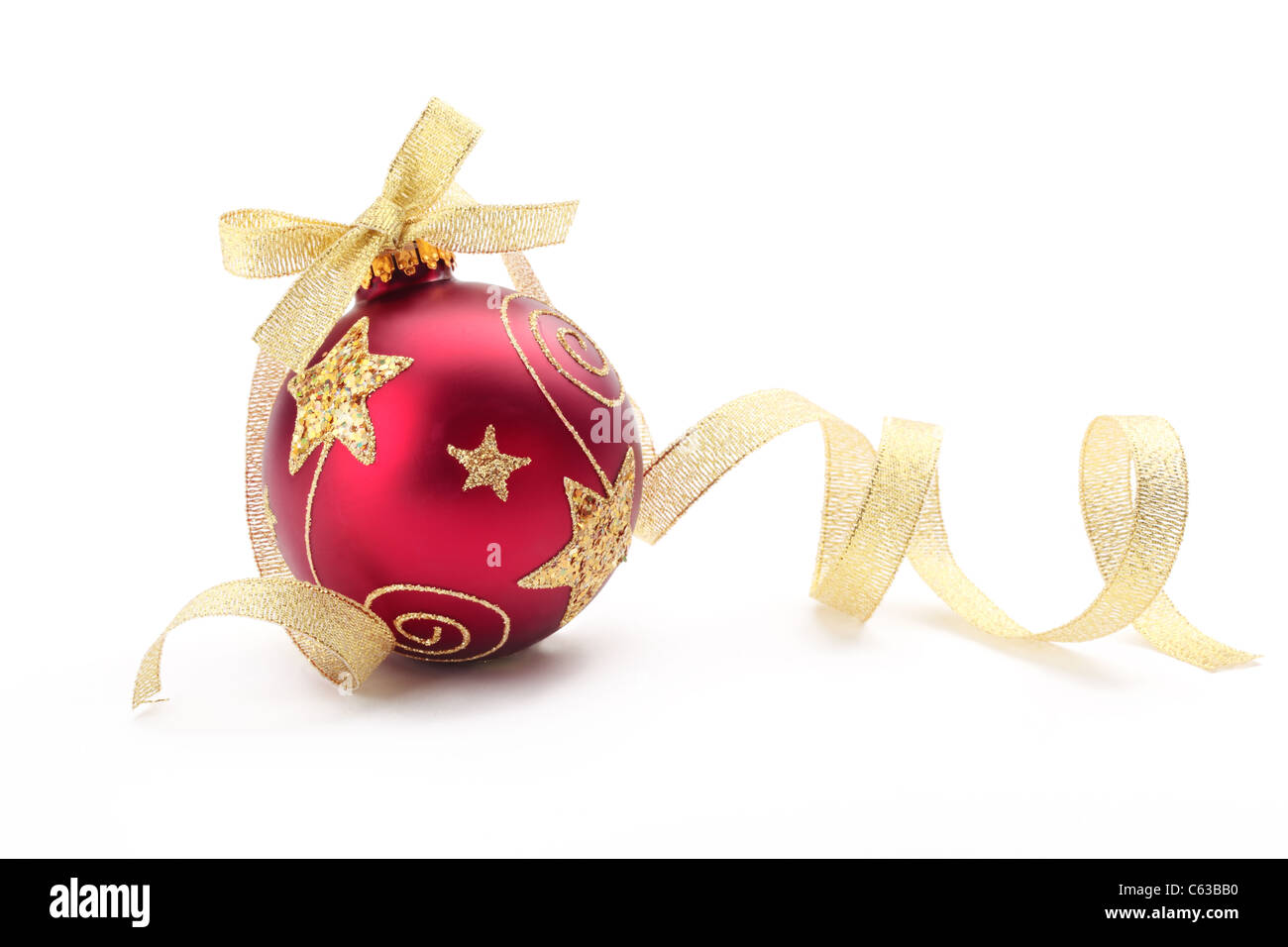 Boule de Noël rouge avec bow du ruban d'or sur fond blanc. Banque D'Images