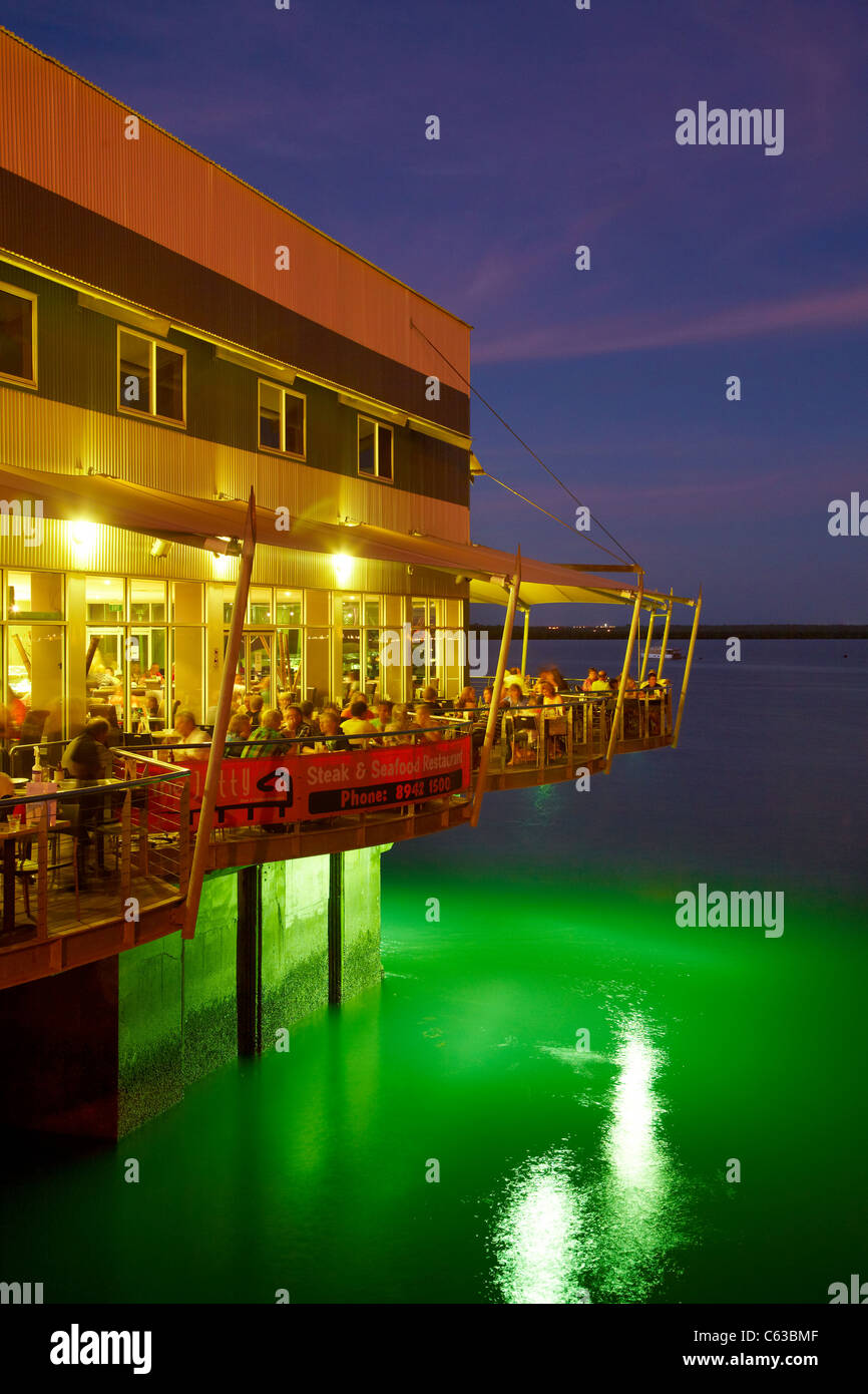 Restaurant La Jetée au crépuscule, Stokes Hill Wharf, Darwin, Darwin, Territoire du Nord, Australie Banque D'Images