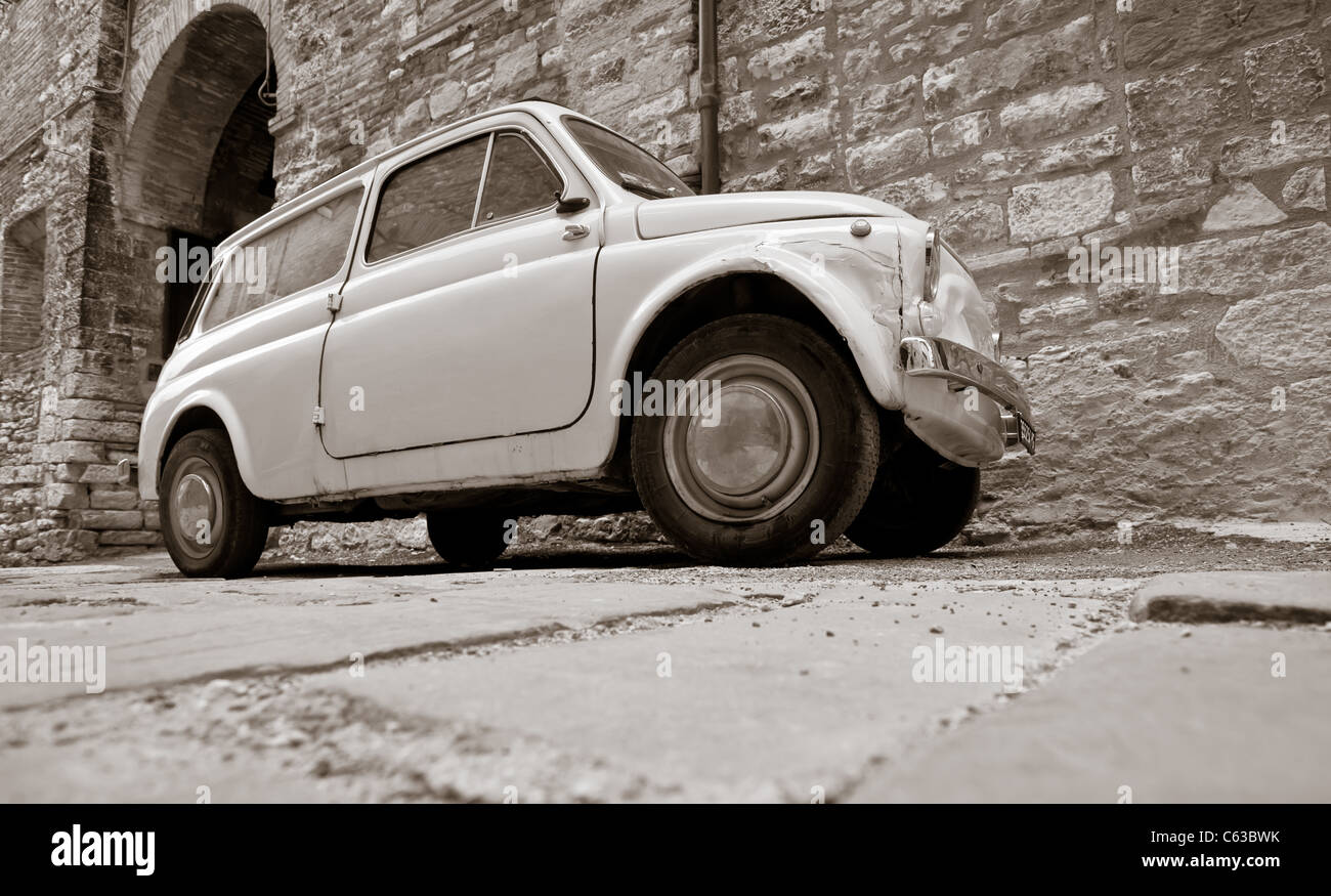 Close up noir et blanc classique de Fiat 500 sur la rue en Italie Banque D'Images