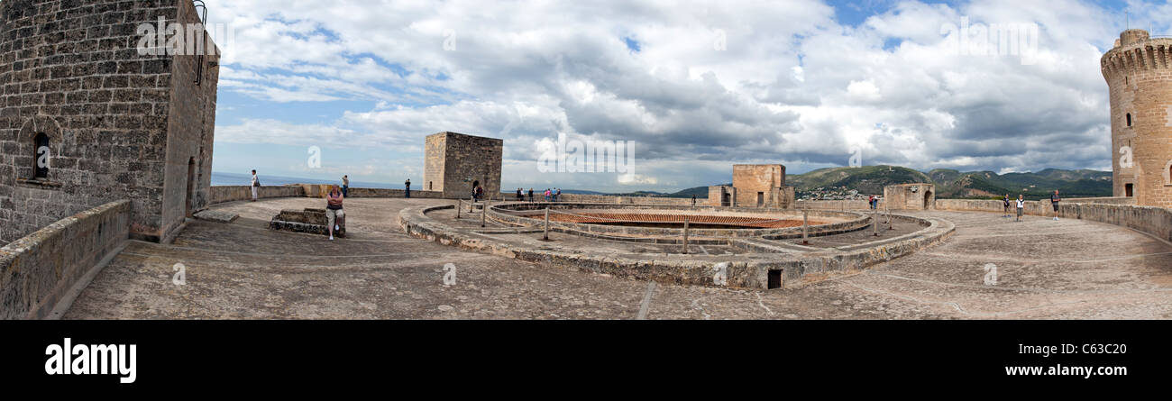 Haut niveau de le château de Bellver à Palma de Majorque, avec beau ciel en arrière-plan. Montre les tours de défense et des personnes. Banque D'Images