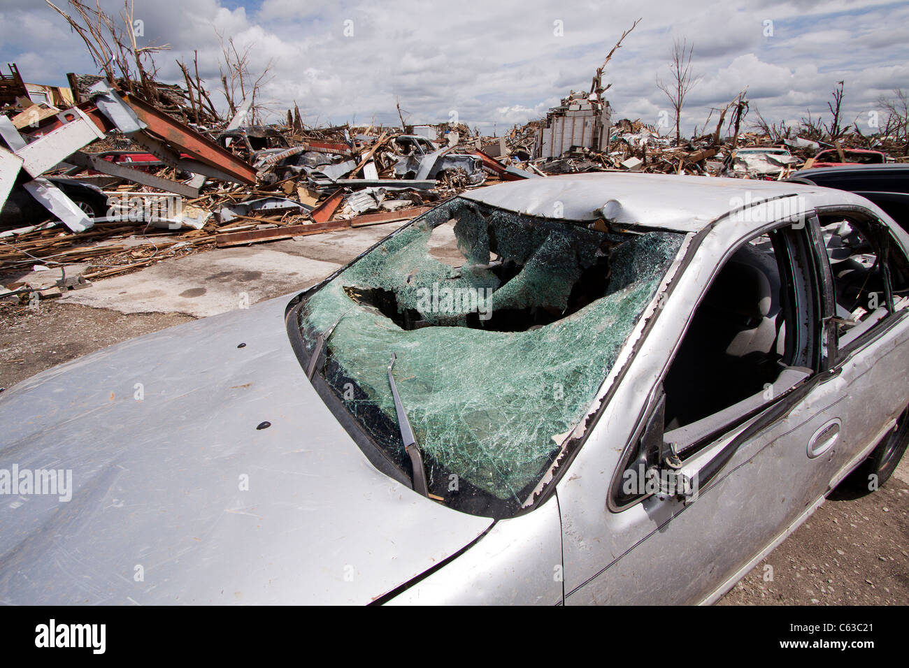 Un véhicule détruit par une tornade de Joplin, Missouri, le 25 mai 2011. Le 22 mai 2011, Banque D'Images