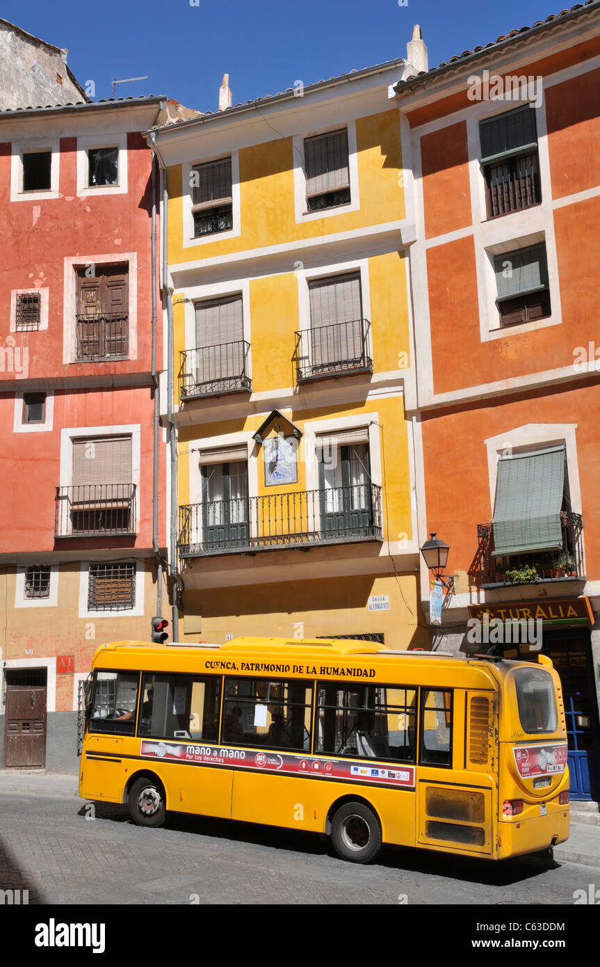 Cuenca, Espagne : maisons colorées et de bus public. Banque D'Images