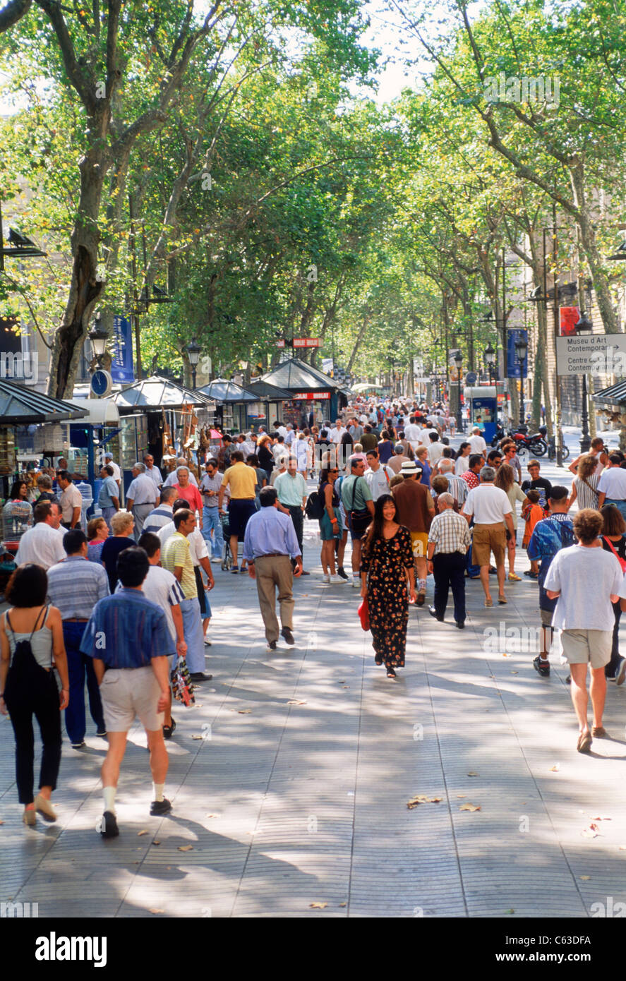 Les gens à monter et descendre les Ramblas à Barcelone sur occupation journée ensoleillée Banque D'Images