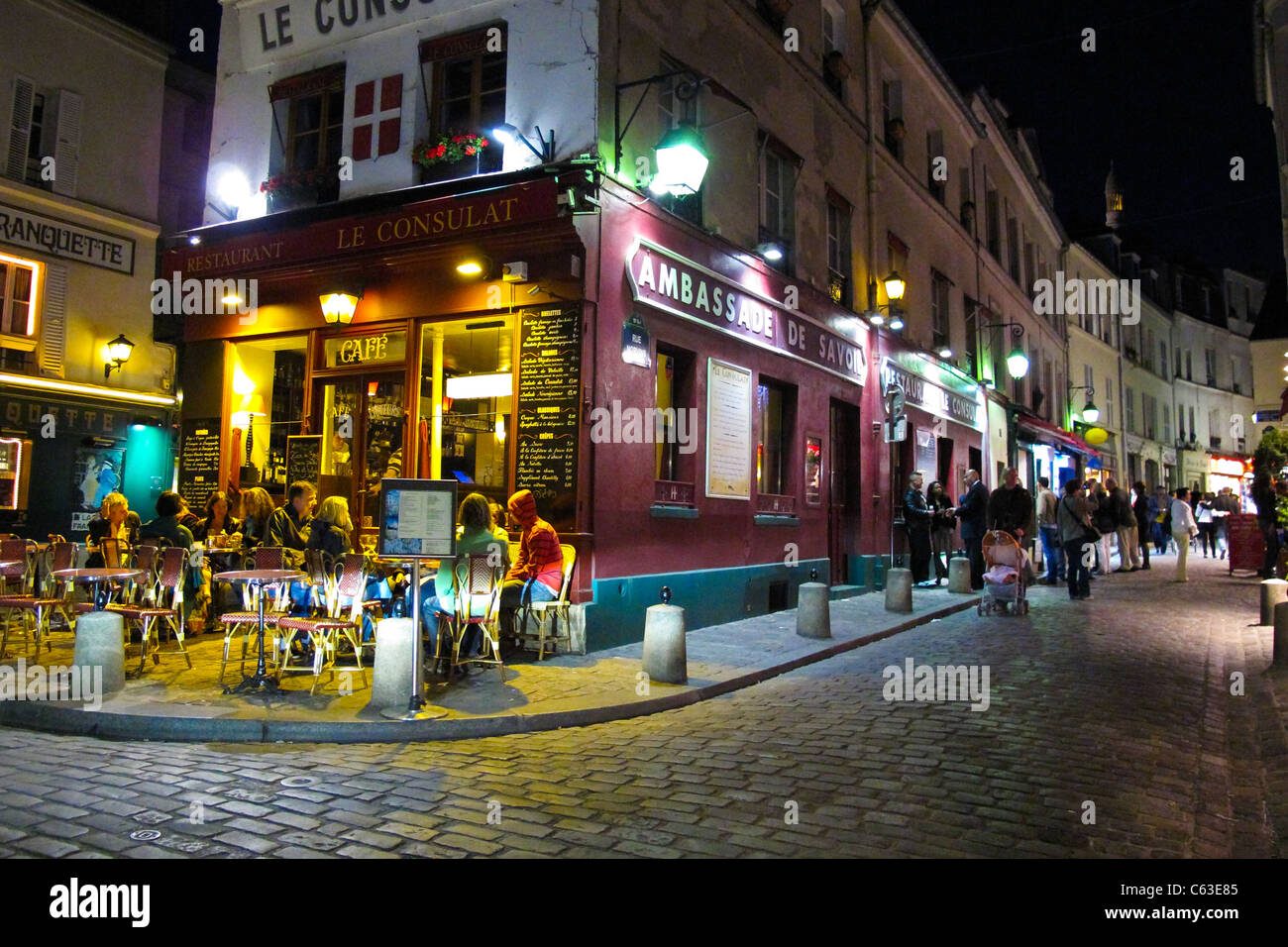 Une rue pavée à Montmartre à Paris de nuit Banque D'Images