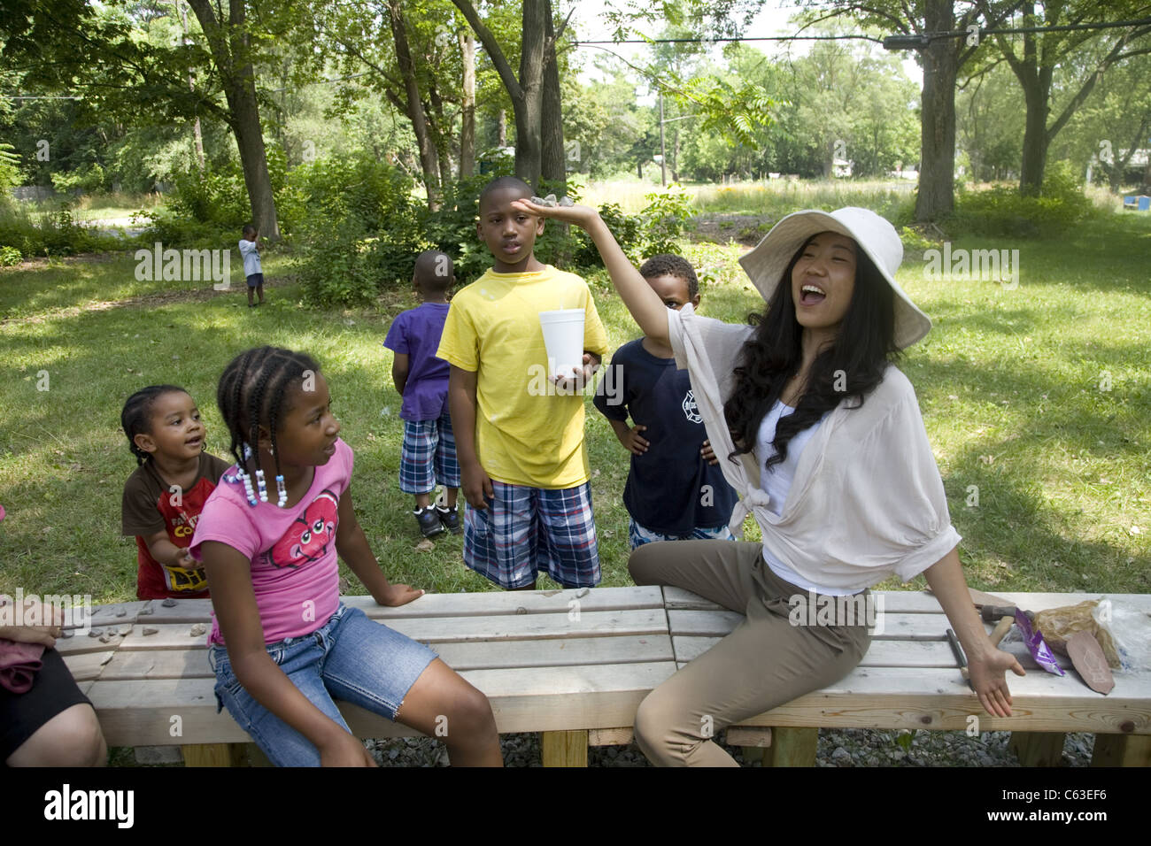 Femme chinoise travaille en centre-ville de Detroit dans un projet de groupe avec les enfants et les jeunes, la construction d'un Park de Brightmoor. Banque D'Images