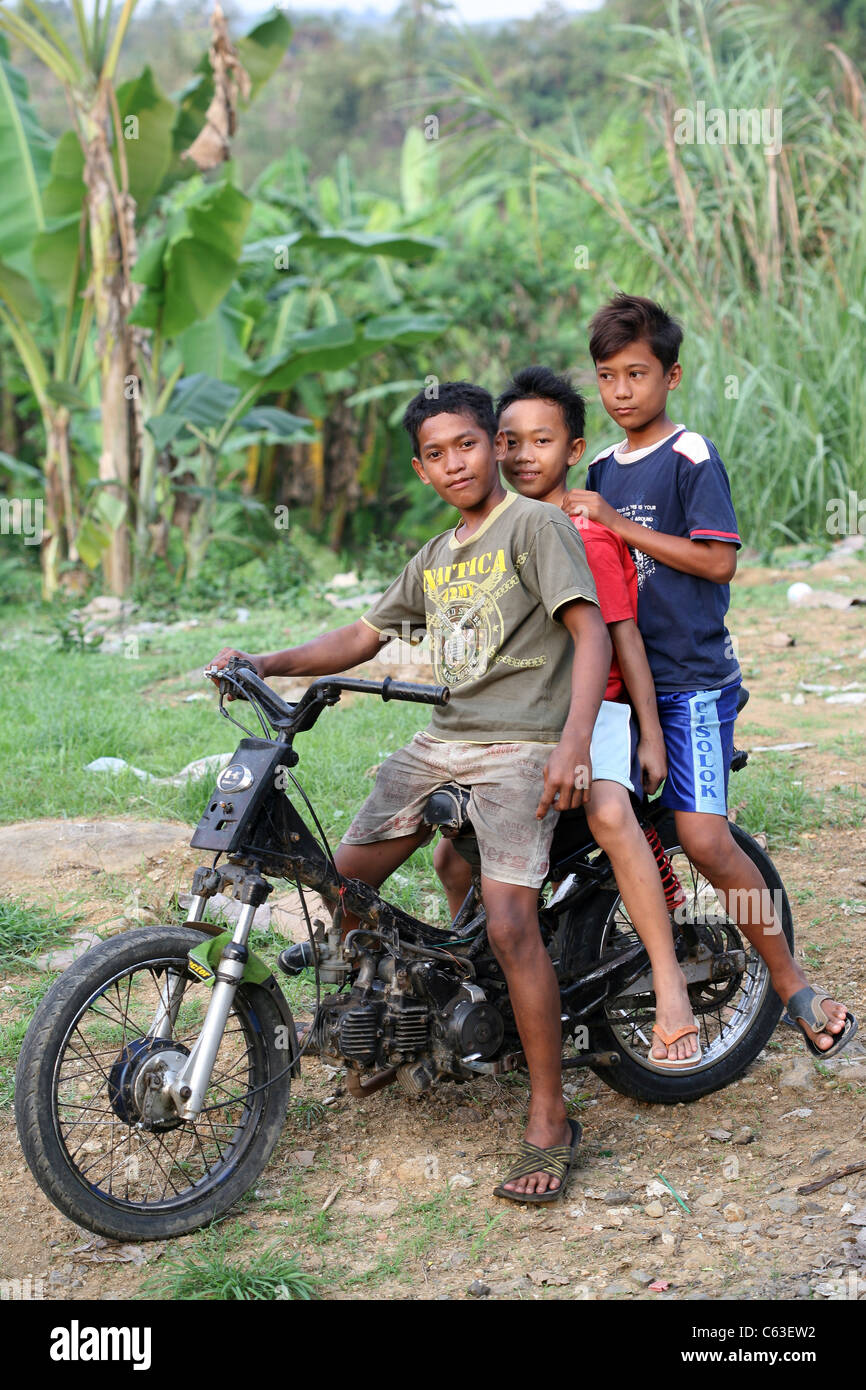 Les garçons sur moto rustique près de Cipanas hot springs. Cisolok, West  Java, Java, Indonésie, Asie du Sud-Est, Asie Photo Stock - Alamy