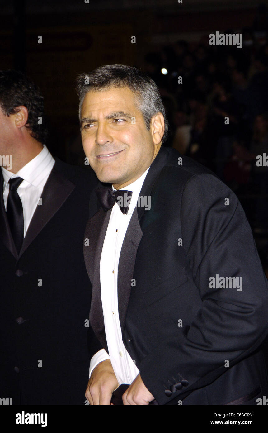 George Clooney à la première d'OCEAN'S 12 à Los Angeles, 8 décembre 2004. (Photo : Michael Germana/Everett Collection) Banque D'Images