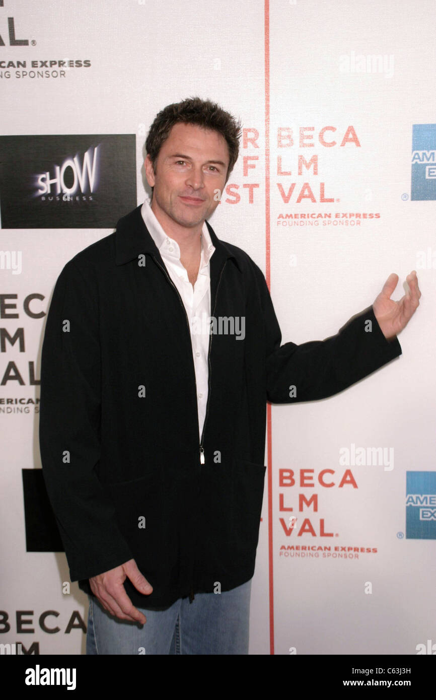Tim Daley au niveau des arrivées pour le show-business en première mondiale au Festival du film de Tribeca, Tribeca Performing Arts Center, New York, NY, Banque D'Images