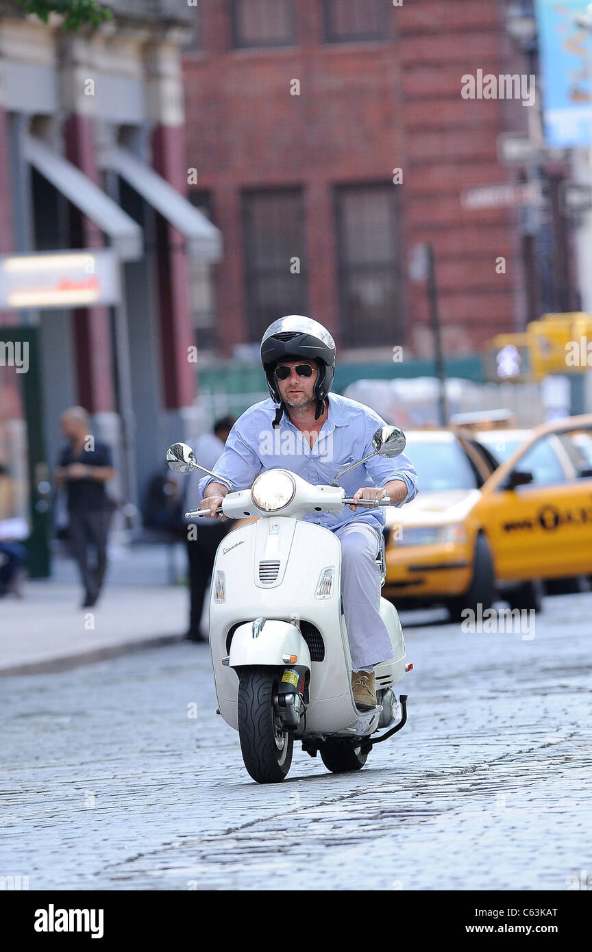 L'acteur Liev Schreiber, chevauche son scooter dans Noho dehors et environ pour la célébrité CANDIDS - VENDREDI , New York, NY, le 6 août 2010. Photo par : Ray Tamarra/Everett Collection Banque D'Images