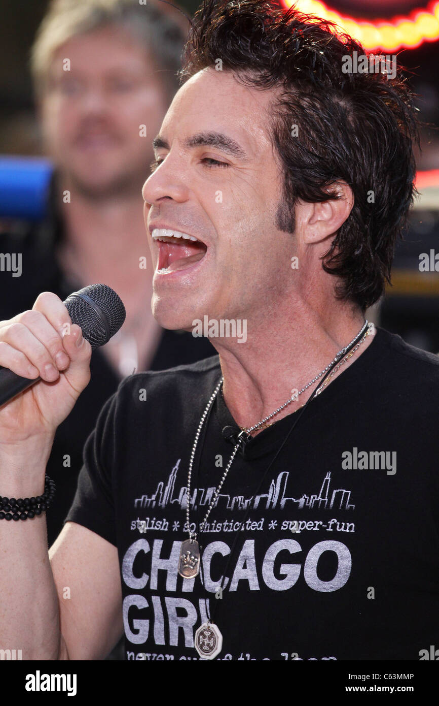 Patrick Monahan sur scène pour NBC Today Show de concert avec le train, Rockefeller Plaza, New York, NY, le 6 août 2010. Photo par : Rob Kim/Everett Collection Banque D'Images