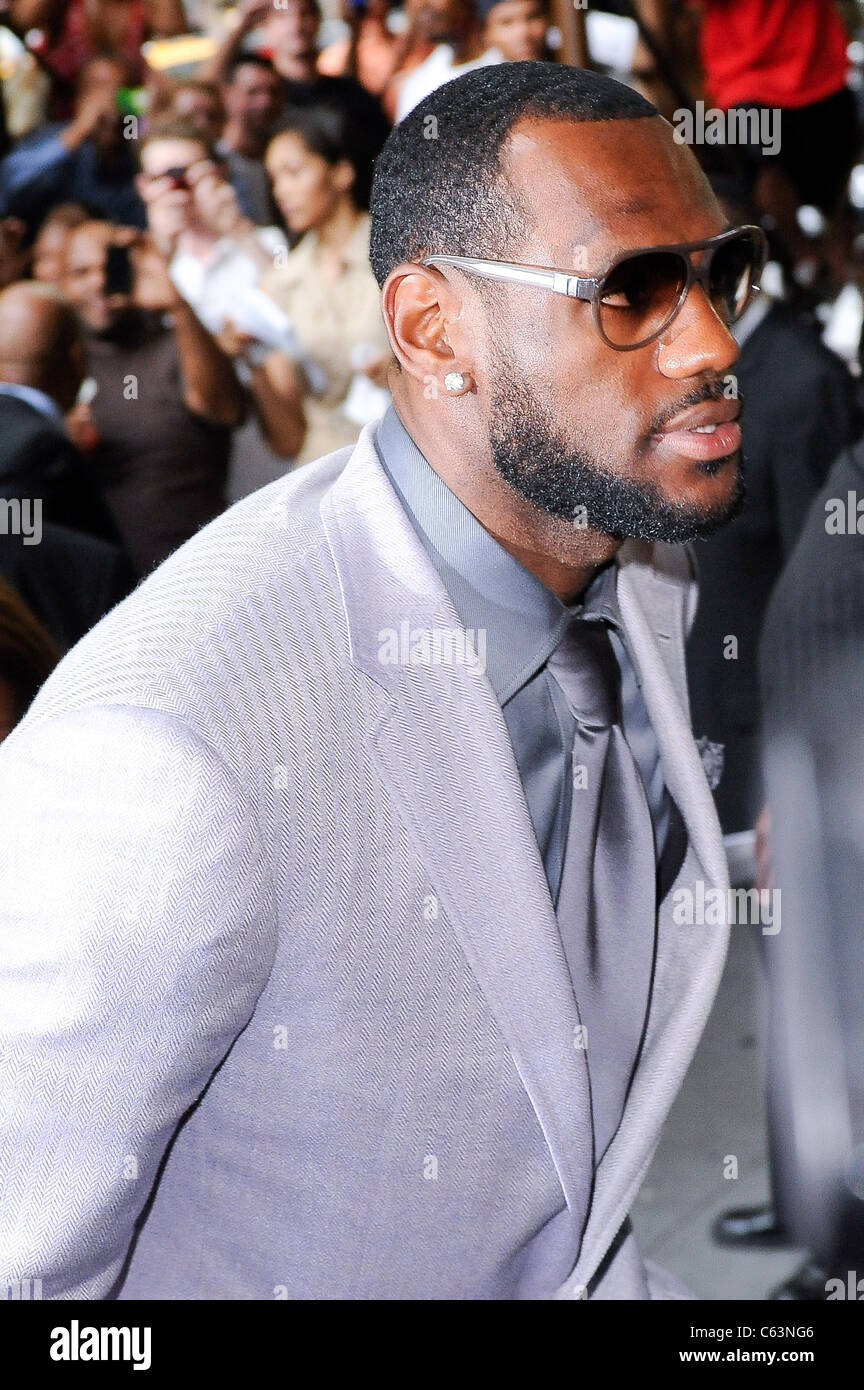 LeBron James, entre la 42e Rue Cipriani dehors et environ pour la célébrité CANDIDS - Samedi, , New York, NY 10 juillet 2010. Photo par : Ray Tamarra/Everett Collection Banque D'Images