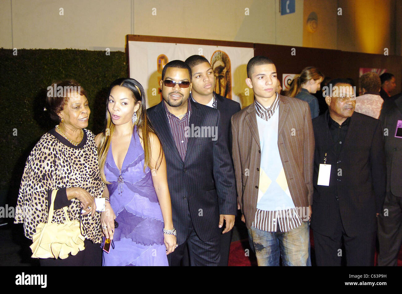 Mère, Kim Jackson, Ice Cube, fils au niveau des arrivées pour 2005 Soul Train Music Awards, Paramount Studios, Los Angeles, CA, le 28 février 2005. Photo par : Michael Germana/Everett Collection Banque D'Images