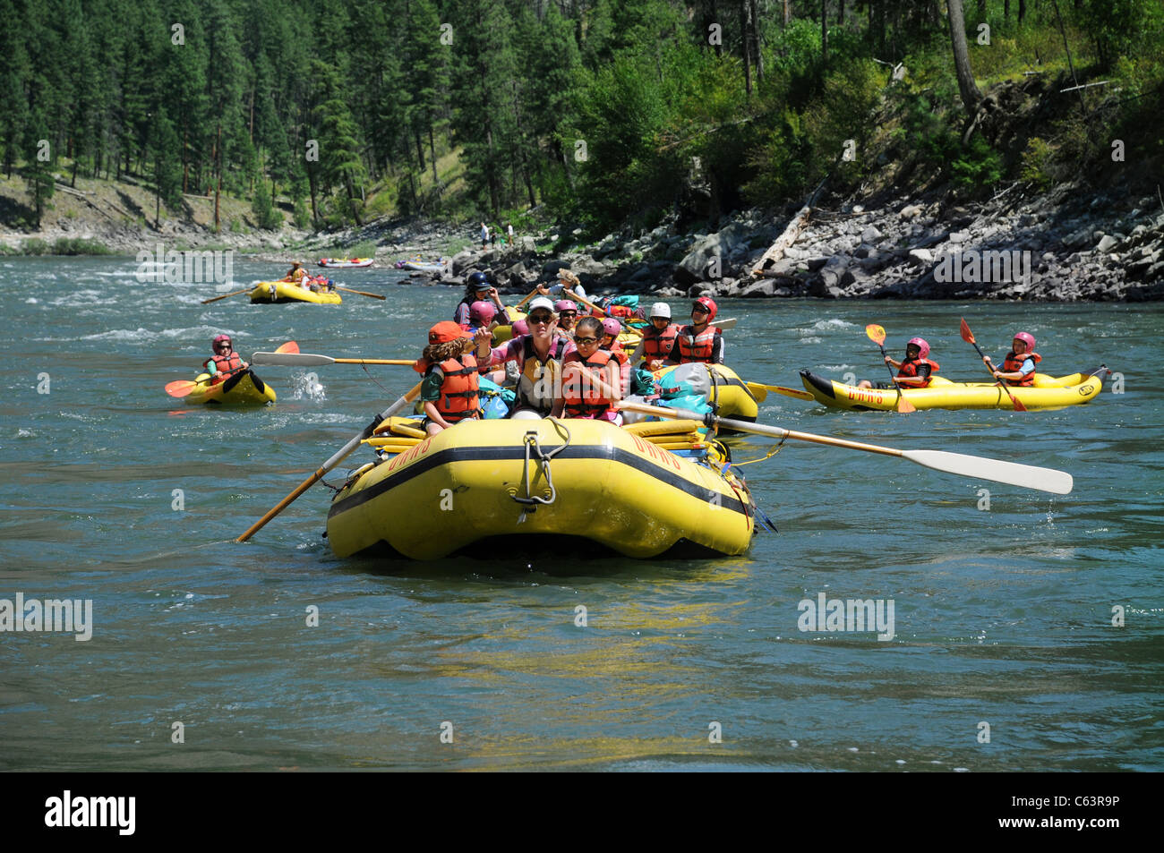 La patte caoutchouc bateaux, d'engins de pêche bateau, dory et kayaks gonflables avec le groupe O.A.R.S. on Main Salmon River dans l'Idaho Banque D'Images