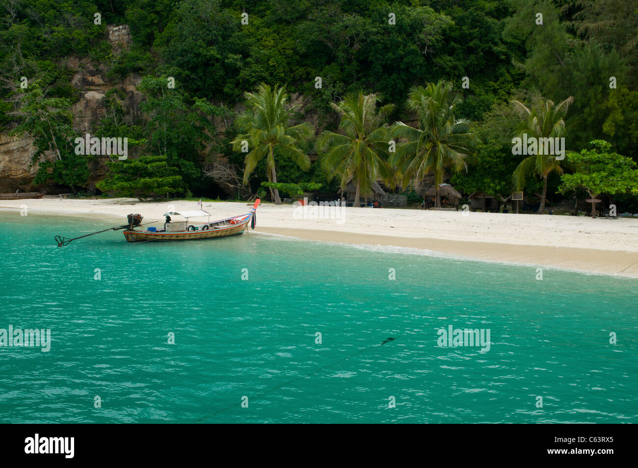 Belle plage sur l'île de moustique off de Ko Phi Phi Island, Thaïlande Banque D'Images