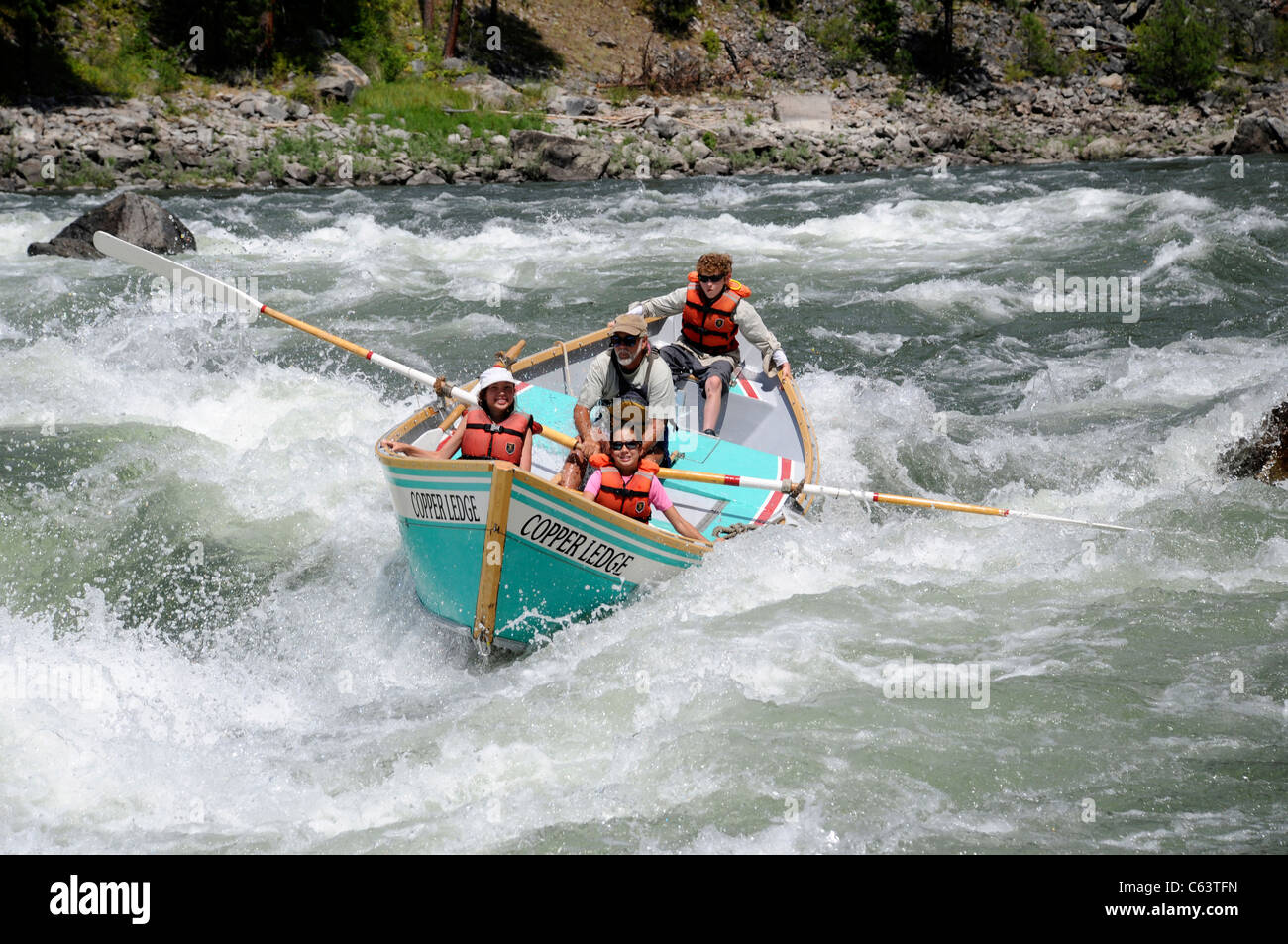 Dory en bois classique de O.A.R.S. exécutant Grand Rapids Mallard sur Main Salmon River dans l'Idaho Banque D'Images