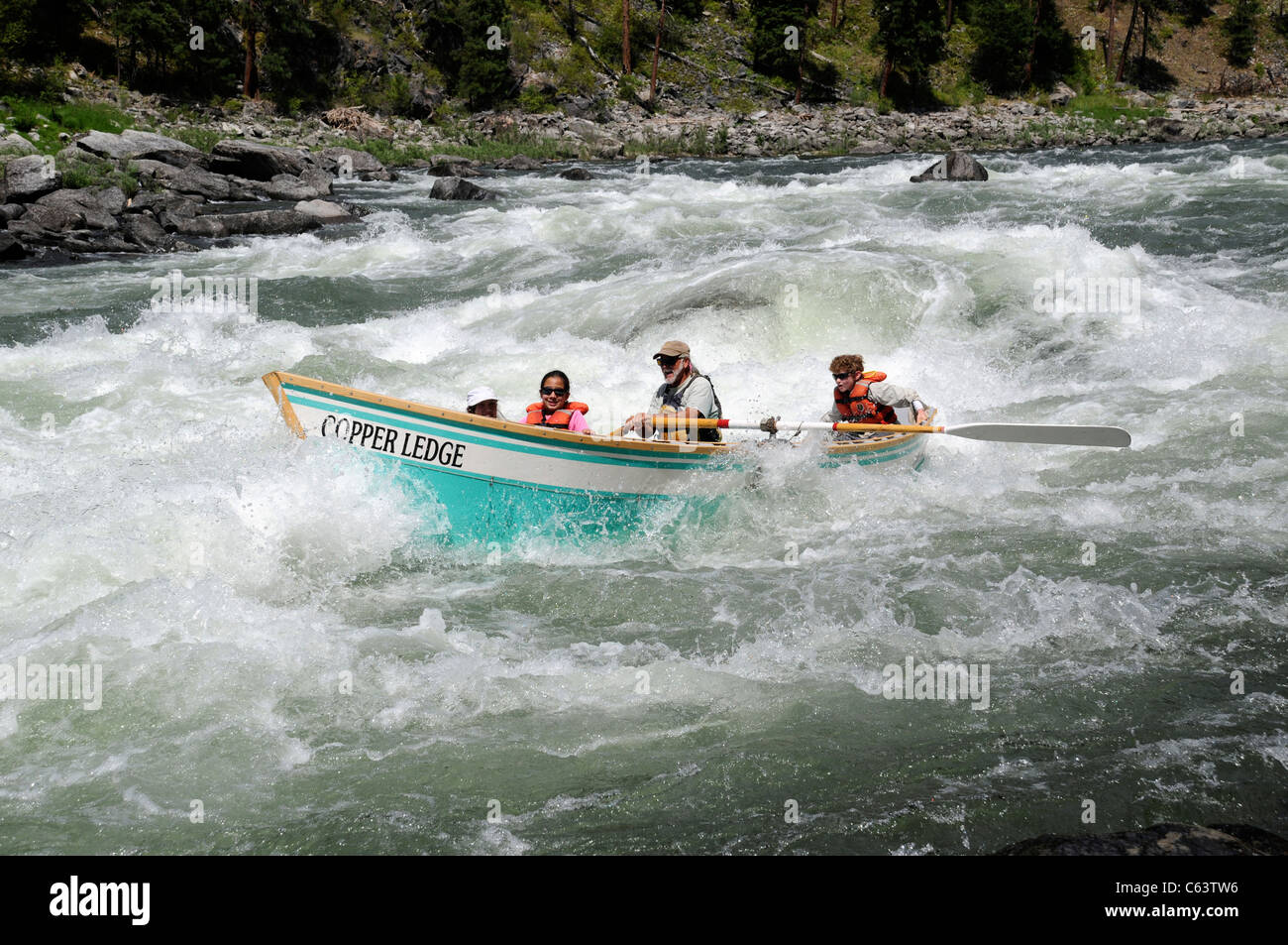 Dory en bois classique de O.A.R.S. exécutant Grand Rapids Mallard sur Main Salmon River dans l'Idaho Banque D'Images