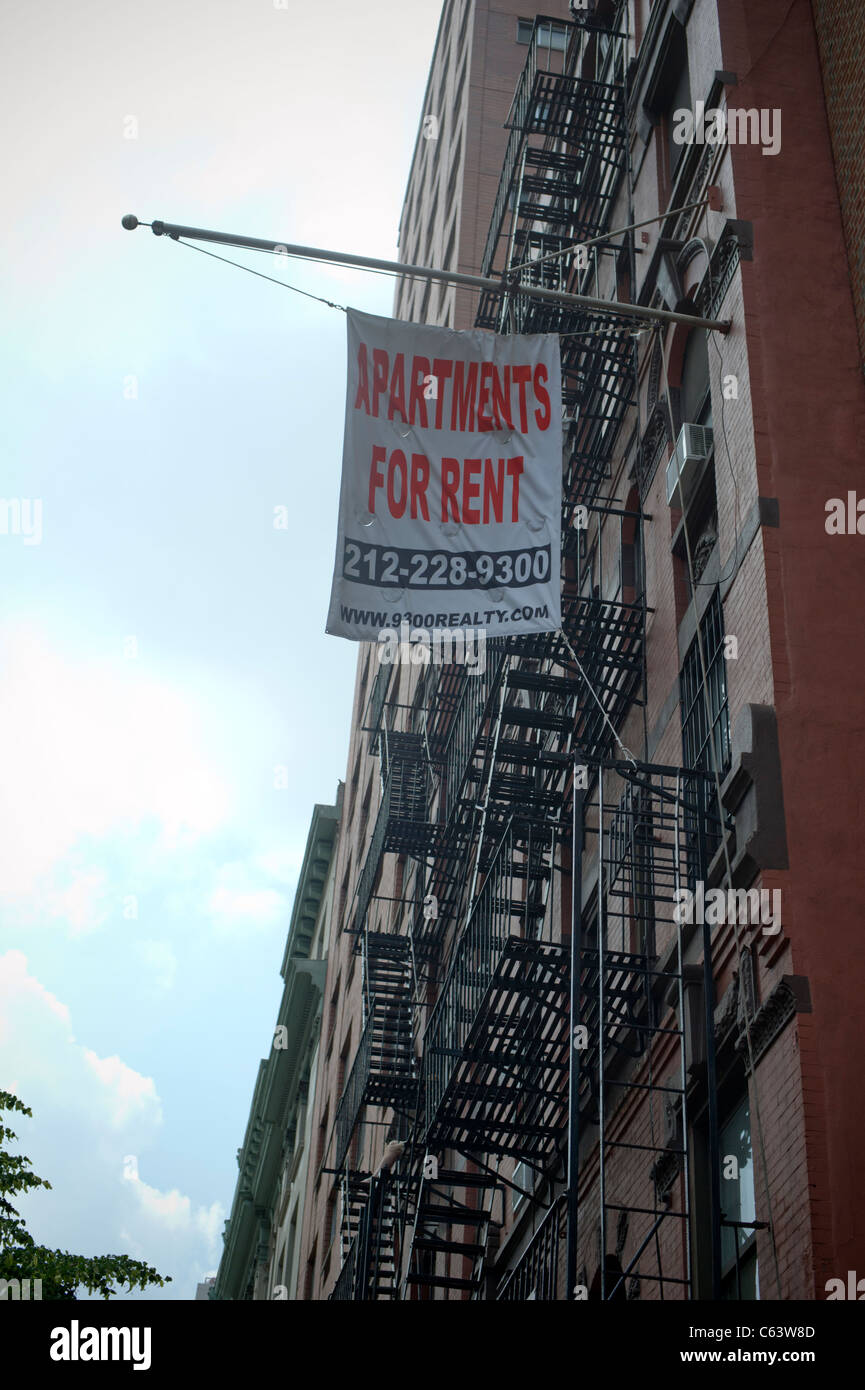 Une bannière annonce appartements à vendre à Murray Hill à New York le dimanche, Août 6, 2011. (© Frances M. Roberts) Banque D'Images