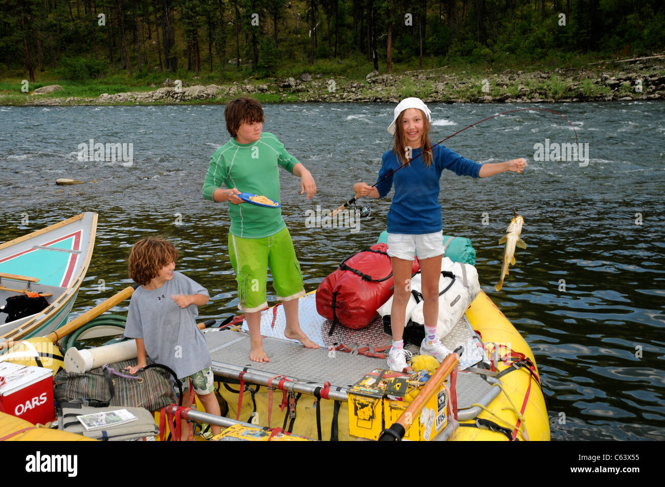 Les enfants attraper des poissons au cours de river rafting sur la principale rivière à saumons Idaho avec O.A.R.S. Banque D'Images