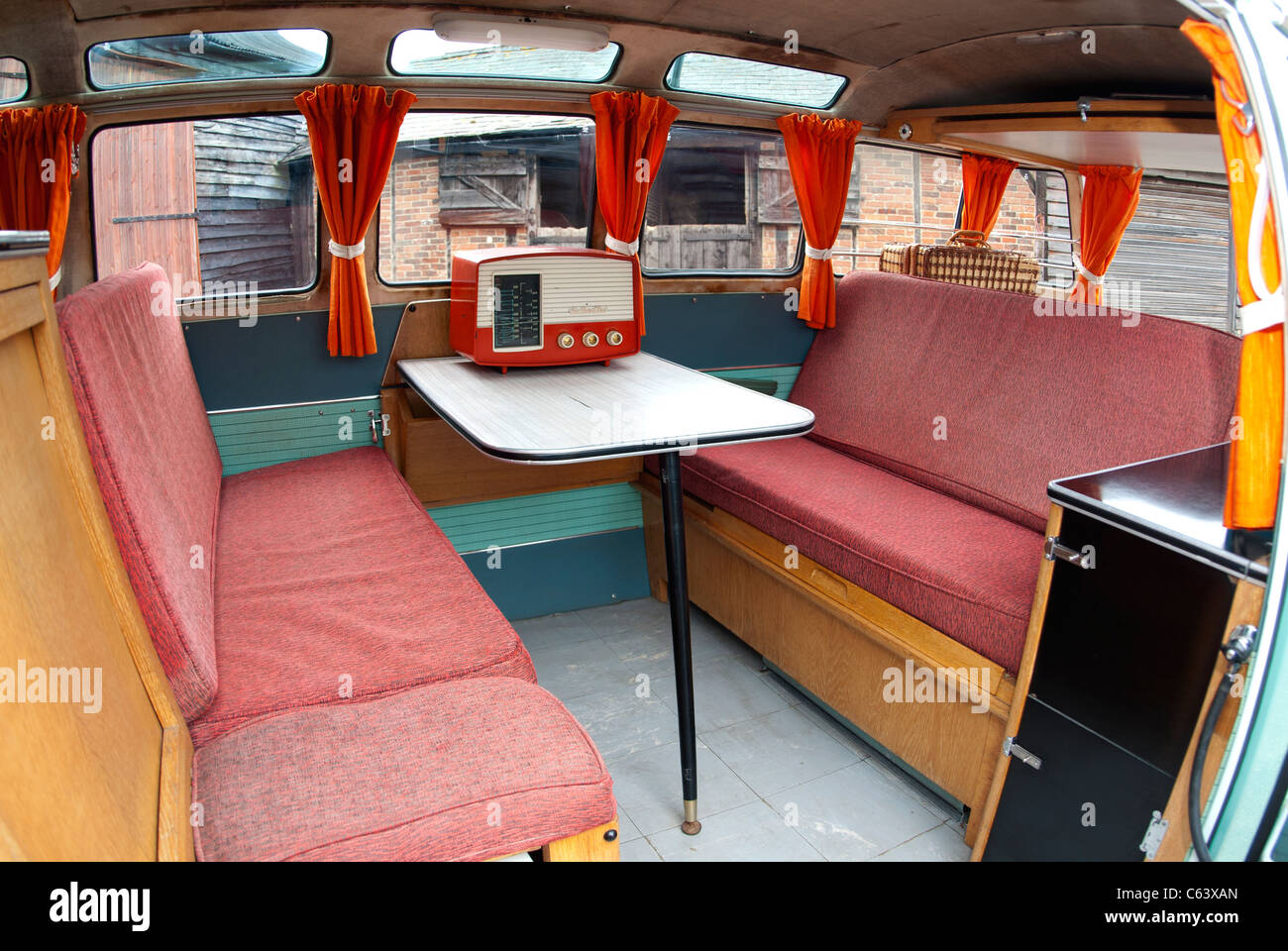 Volkswagen VW classique écran Spit 21 sièges de l'intérieur de la fenêtre Table de camping-car Banque D'Images