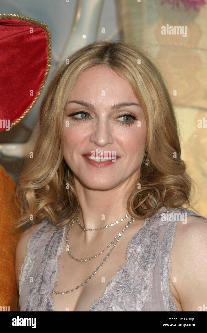 Pour des arrivées à Madonna Madonna LOTSA DE CASHA Book Launch Party, Bergdorf Goodman Department Store, New York, NY, le 07 juin 2005. Photo par : Rob riche/Everett Collection Banque D'Images