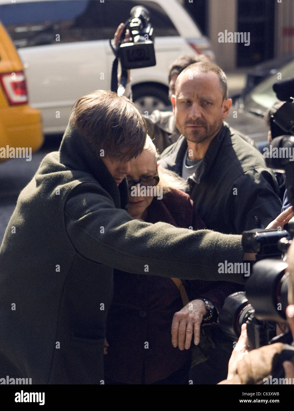 Lauren Bacall, son fils Sam Robards (à droite) Arrivée à Lenox Hill Hospital, à New York, où l'actrice Natasha Richardson, a été traité pour une blessure grave à la tête subies dans un accident de ski à Montréal, Canada. Natasha Richardson a succombé à ses blessures et a été retiré de l'appui de la vie. Elle est décédée le mercredi 18 mars 2009. Lenox Hill Hospital, de l'Upper East Side, New York City, NY Le 18 mars 2009. Photo par : Michaël Jankelowitz Ari/Everett Collection Banque D'Images