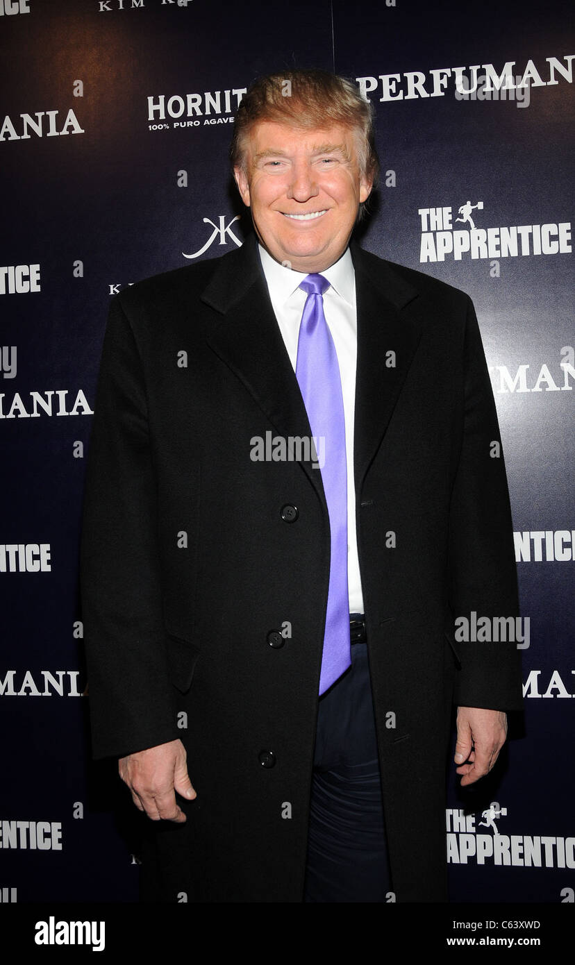 L'atout de Donald aux arrivées de PERFUMANIA fête ses débuts sur l'Apprenti, provocateur, New York, NY Le 10 novembre 2010. Photo Banque D'Images