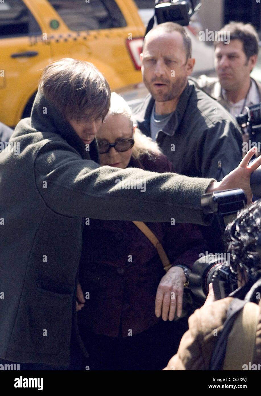 Lauren Bacall, son fils Sam Robards (à droite) Arrivée à Lenox Hill Hospital, à New York, où l'actrice Natasha Richardson, a été traité pour une blessure grave à la tête subies dans un accident de ski à Montréal, Canada. Natasha Richardson a succombé à ses blessures et a été retiré de l'appui de la vie. Elle est décédée le mercredi 18 mars 2009. Lenox Hill Hospital, de l'Upper East Side, New York City, NY Le 18 mars 2009. Photo par : Michaël Jankelowitz Ari/Everett Collection Banque D'Images