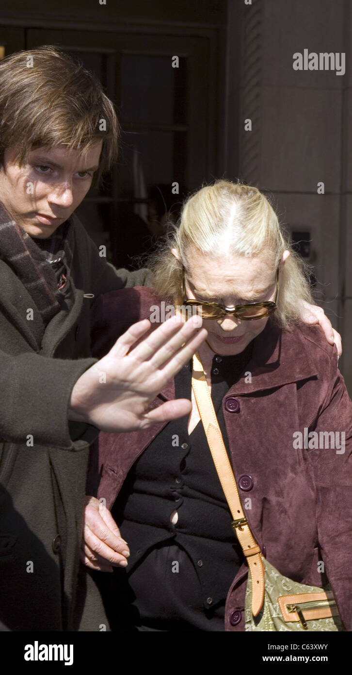 Lauren Bacall, son fils Sam Robards (à droite) Arrivée à Lenox Hill Hospital, à New York, où l'actrice Natasha Richardson, a été traité pour une blessure grave à la tête subies dans un accident de ski à Montréal, Canada. Natasha Richardson a succombé à ses blessures et a été retiré de l'appui de la vie. Elle est décédée le mercredi 18 mars 2009. Lenox Hill Hospital, de l'Upper East Side, New York City, NY Le 18 mars 2009. Photo par : Michaël Jankelowitz Ari/Everett Collection Banque D'Images