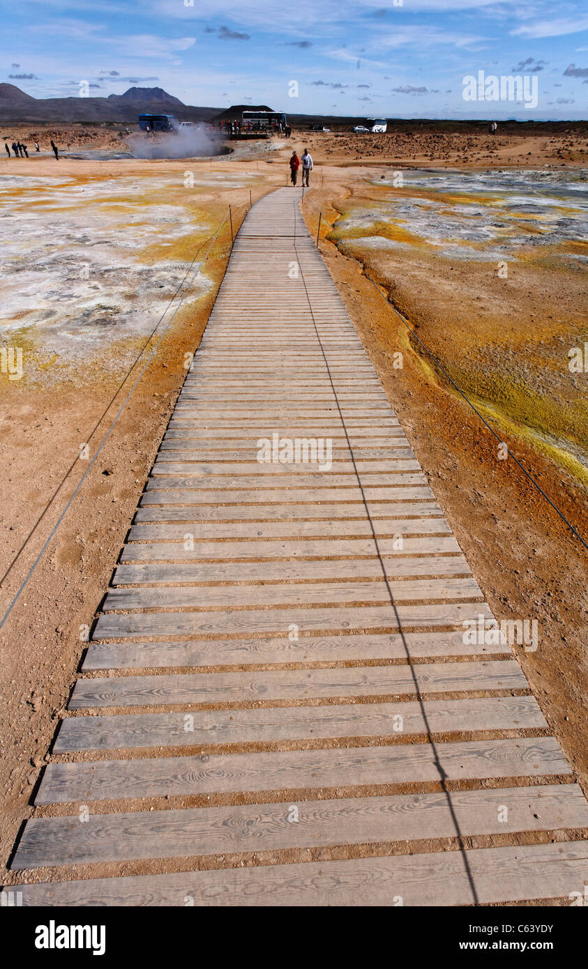 Passerelle en bois à travers les dépôts de soufre à l'Islande, Hverir Banque D'Images